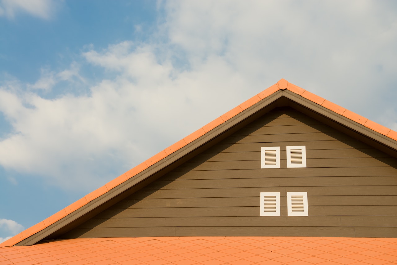 How To Prevent Wind Damage to Your Roof: 4 Essential Tips