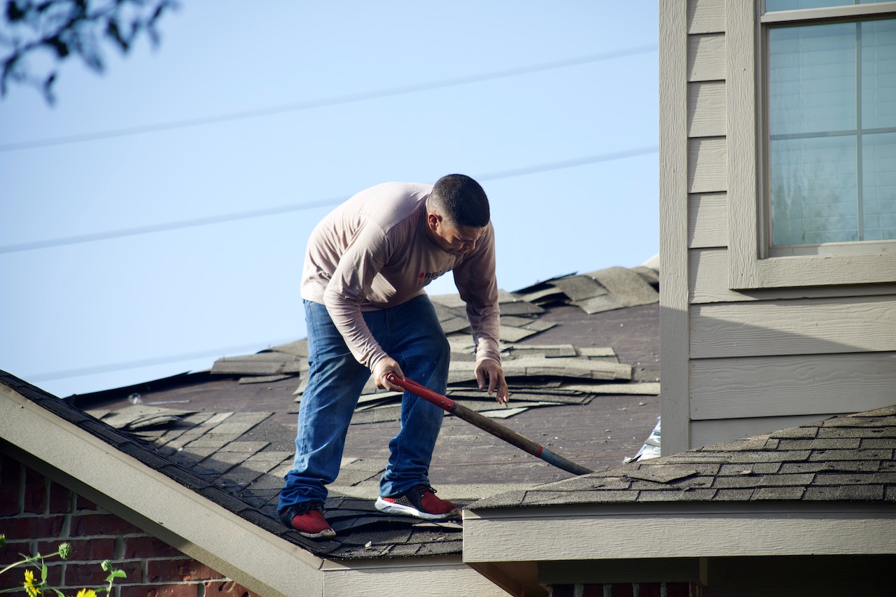 Guide & Tips for Choosing Between Roof Repair and Roof Replacement